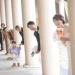 フラリエでフォトウェディング 回廊を使った家族写真