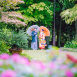 名古屋のフラリエで和装ロケーションフォト 緑と花と和傘のふたり